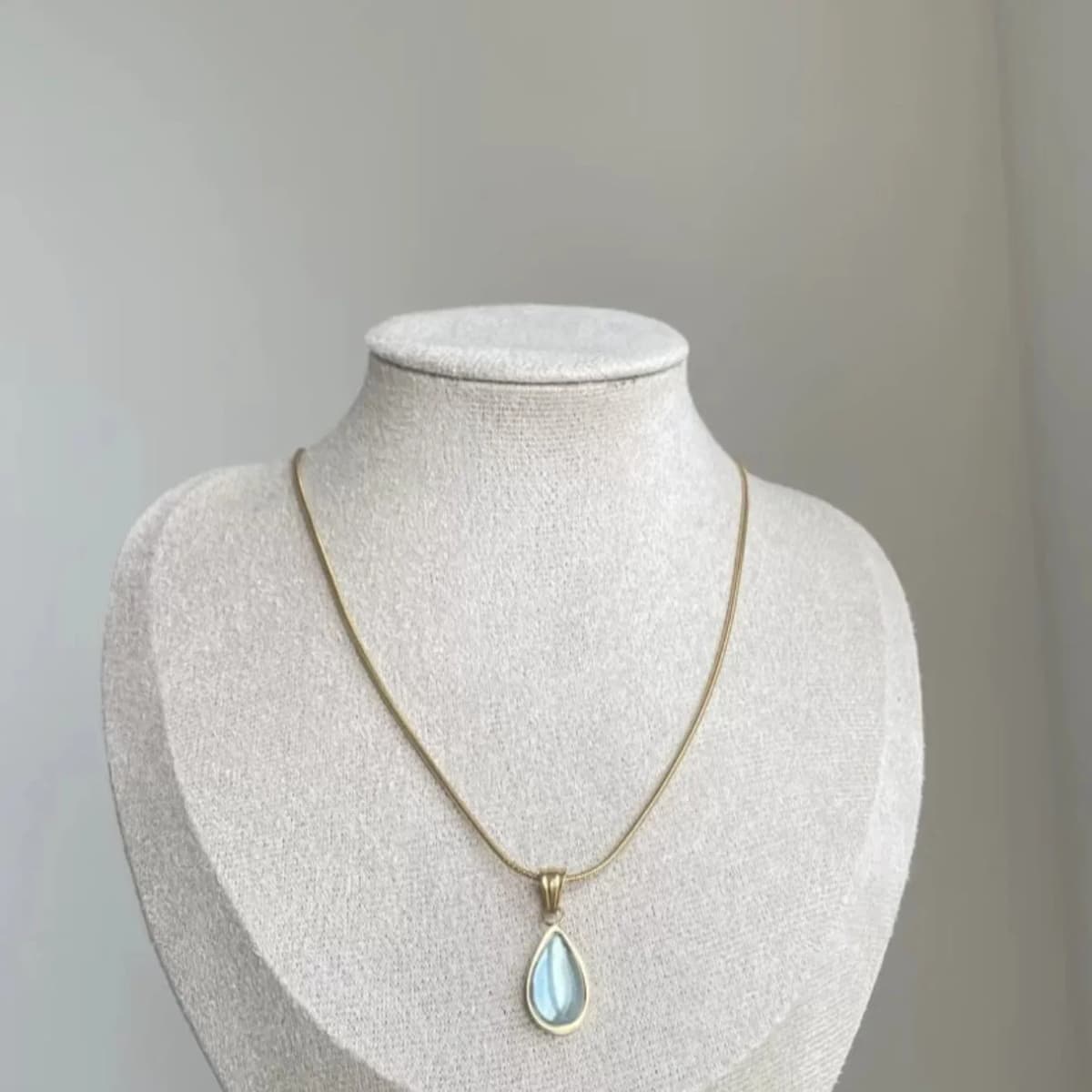 French-style Retro Minimalist Trendy Blue and Green Water Drop Pendant Necklace with Stainless Steel Link Chain